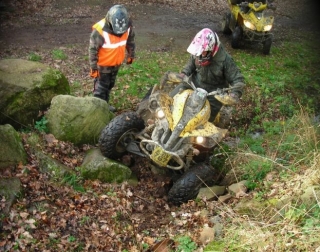  Cuatrimoto sobre las piedras